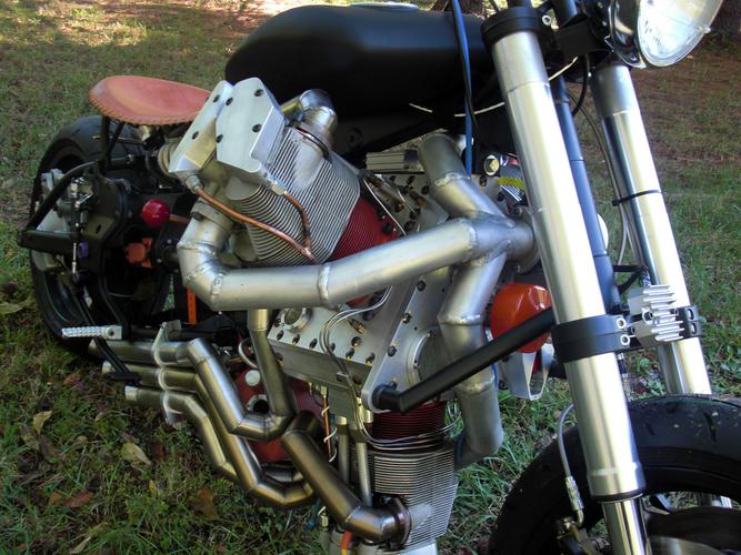 的肯定是凤毛麟角——不但要自己制造摩托车,还要求自己设计发动机!